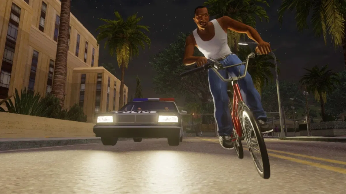 Personaje de GTA huyendo de la policia en bicicleta